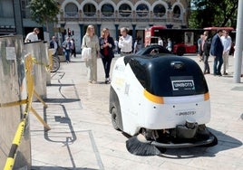 La 'roomba' gigante que limpia las calles de Valencia: cubre 4.000 metros cuadrados en sólo una hora