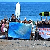 Más de un centenar de personas se movilizan en Tenerife contra los vertidos al mar: «Surfeamos en caca»