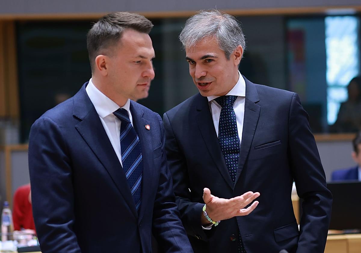 El ministro para la UE polaco Adam Szlapka (izquierda) y el secretario de Estado para la UE, Fernando Sampedro Marcos, en Bruselas