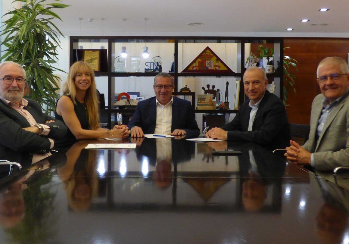 El alcalde de Benidorm, Toni Pérez, junto a representantes del Colegio de Médicos de Alicante