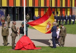 León celebra el Día de las Fuerzas Armadas con un izado de la bandera nacional