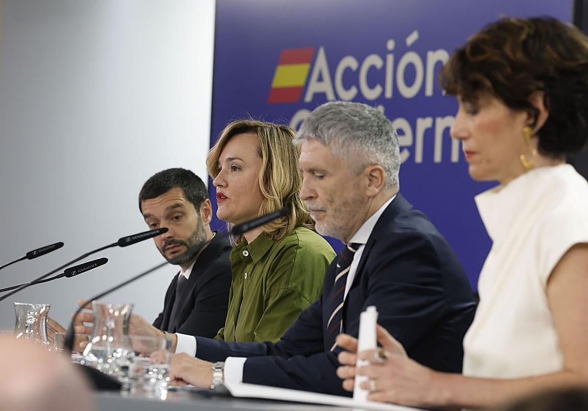 La ministra de Educación, Pilar Alegría (2i), interviene en la rueda de prensa posterior a la reunión del Consejo de Ministros este martes en Moncloa