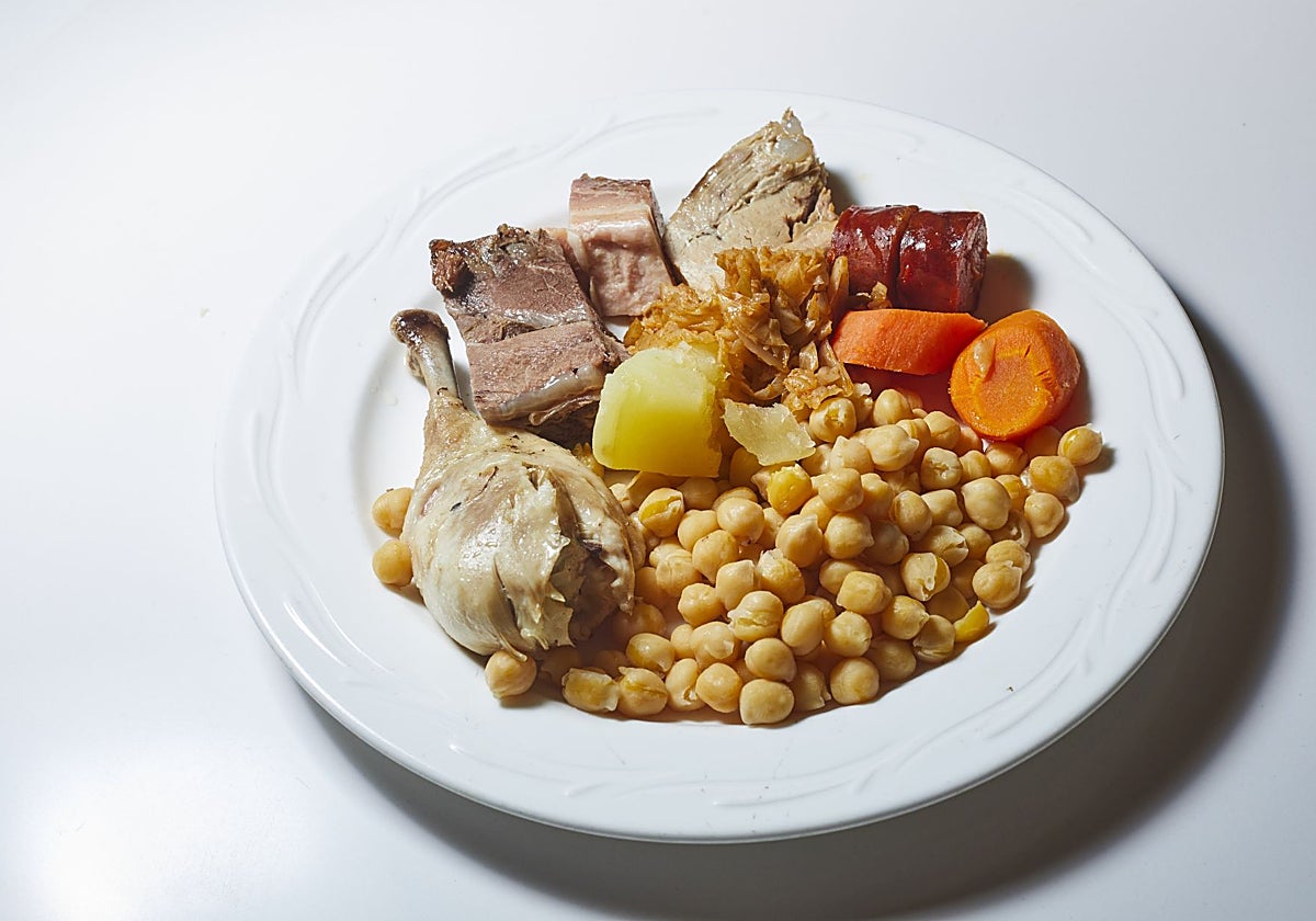 Un plato del típico cocido madrileño