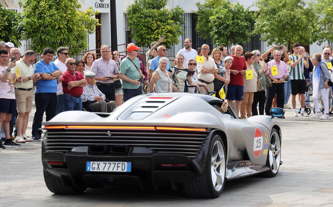 La espectacular concentración de ferraris en Palma del Río, en imágenes