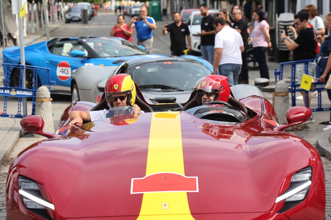 La espectacular concentración de ferraris en Palma del Río, en imágenes