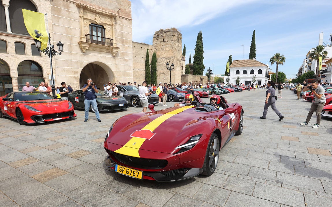 La espectacular concentración de ferraris en Palma del Río, en imágenes
