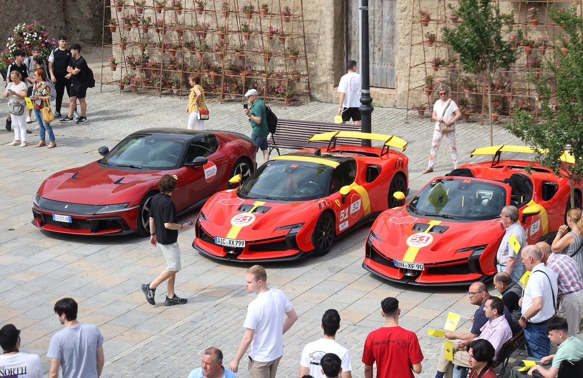 La espectacular concentración de ferraris en Palma del Río, en imágenes