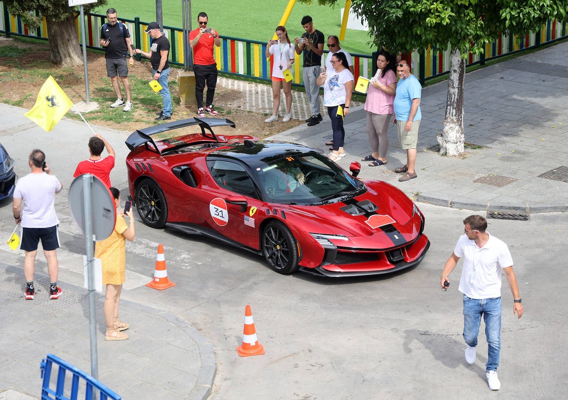 La espectacular concentración de ferraris en Palma del Río, en imágenes