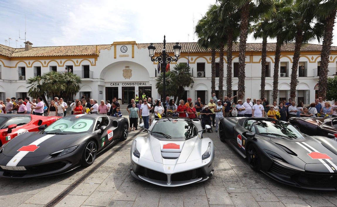 La espectacular concentración de ferraris en Palma del Río, en imágenes
