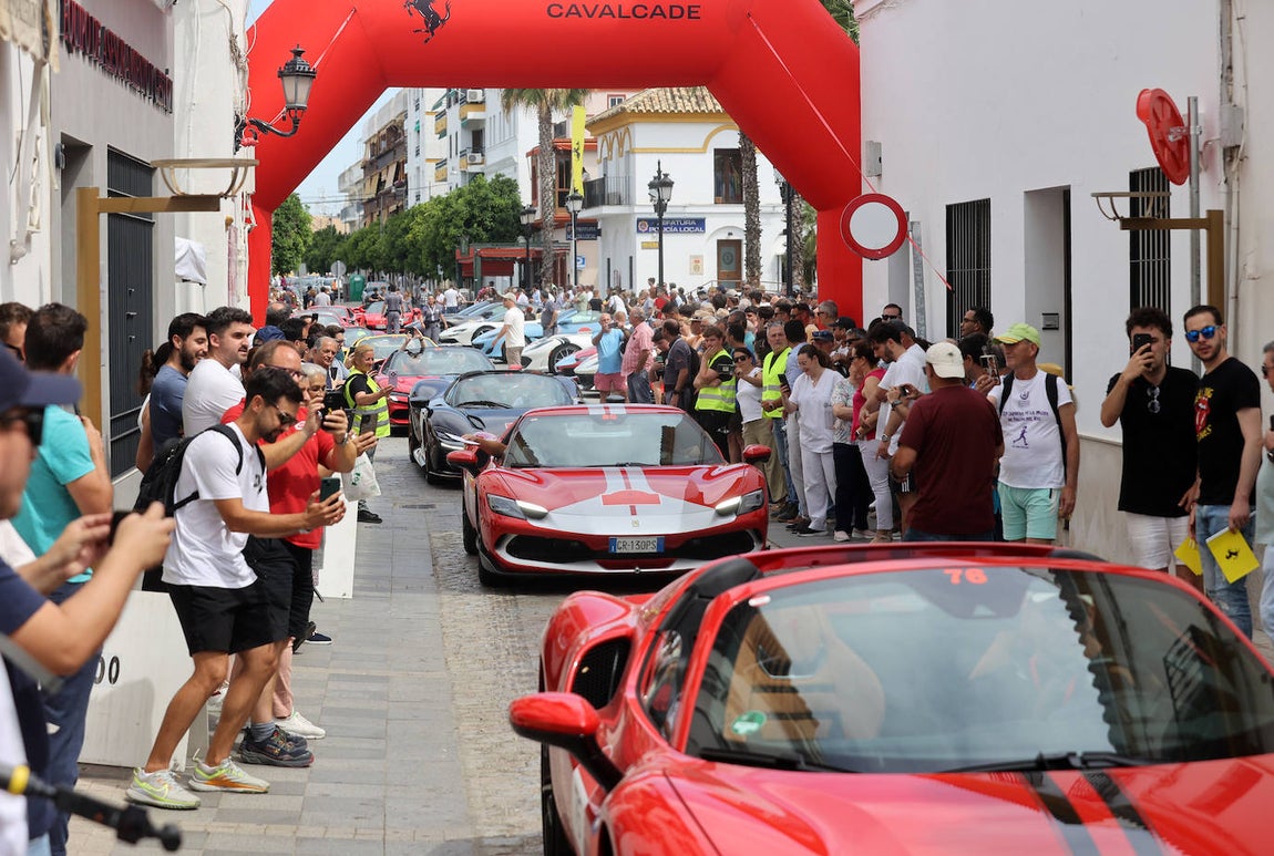 La espectacular concentración de ferraris en Palma del Río, en imágenes