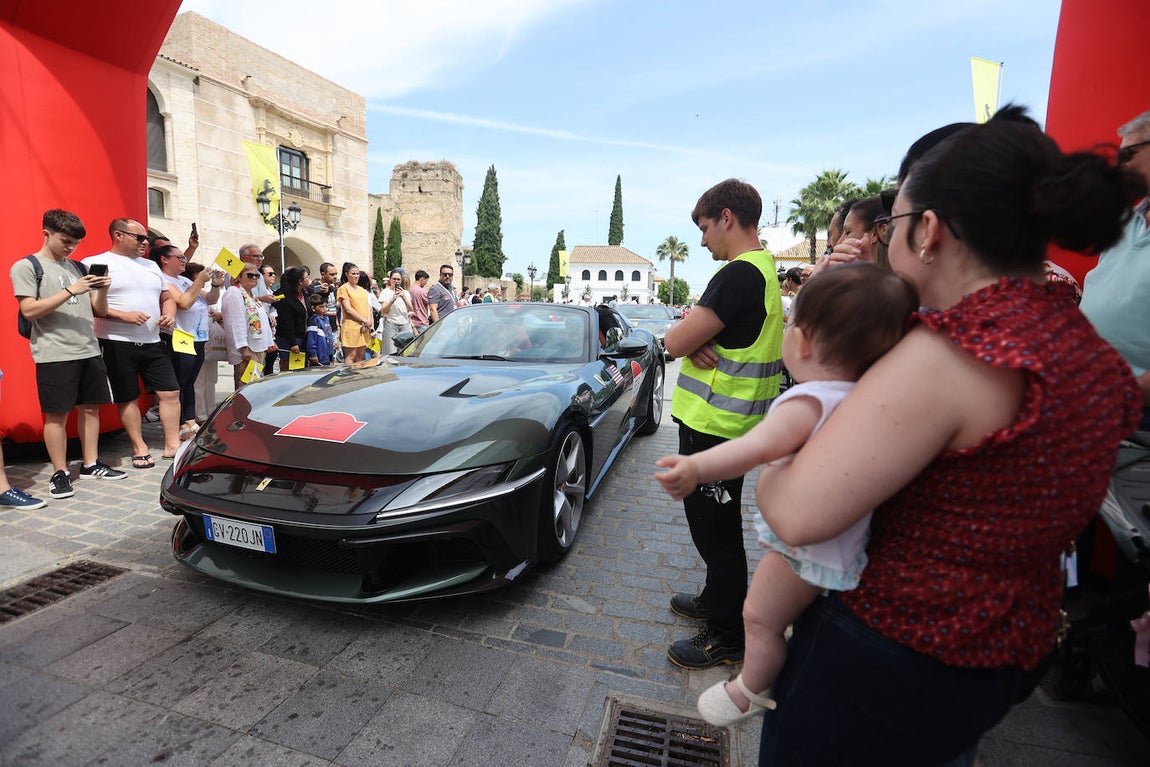 La espectacular concentración de ferraris en Palma del Río, en imágenes