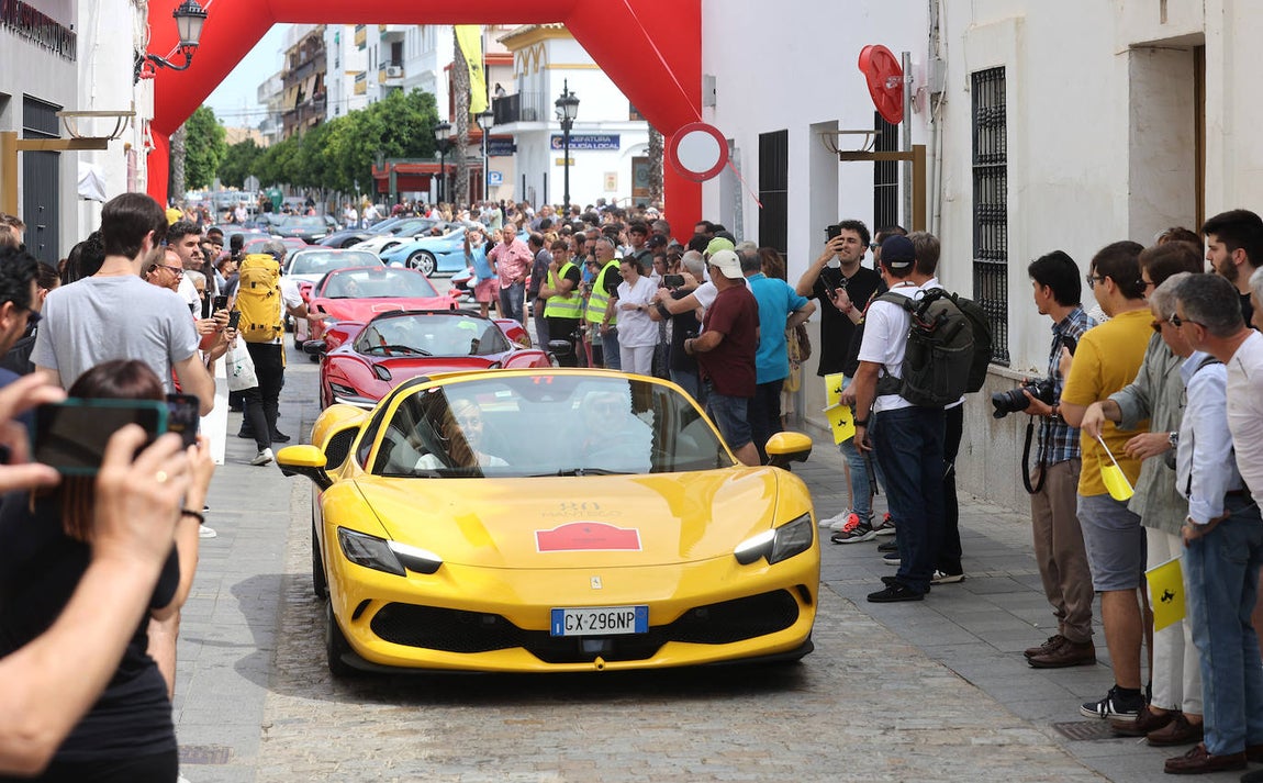 La espectacular concentración de ferraris en Palma del Río, en imágenes