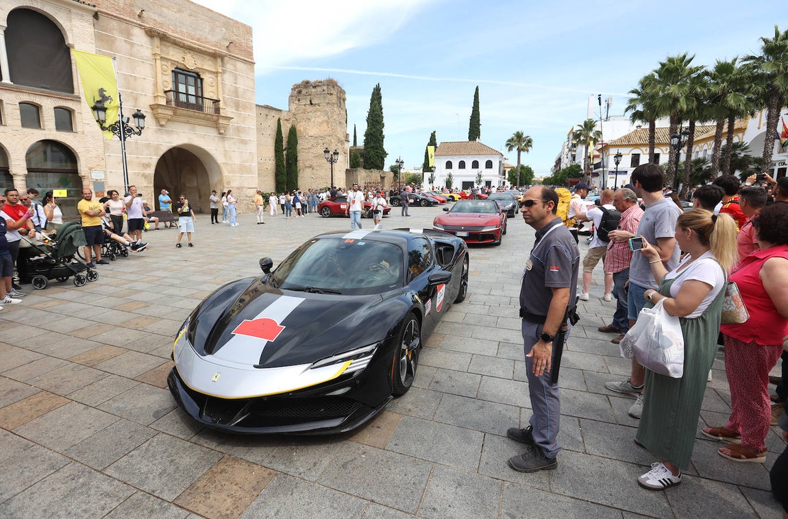 La espectacular concentración de ferraris en Palma del Río, en imágenes