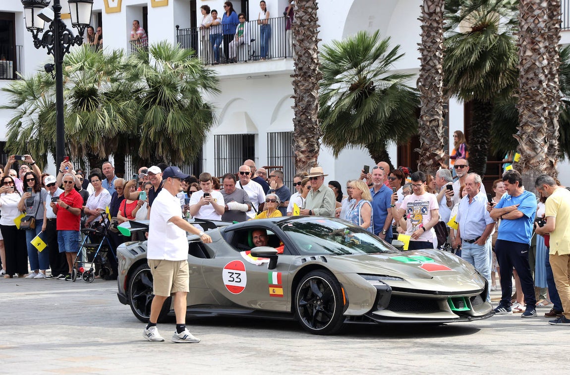La espectacular concentración de ferraris en Palma del Río, en imágenes