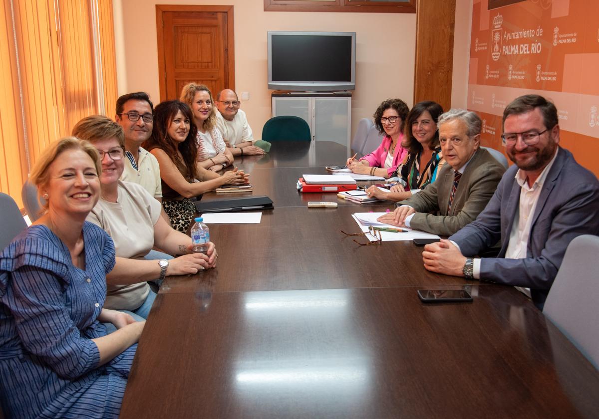 Reunión del Ayuntamiento, la Diputació y la plataforma 'Gasolinera no'