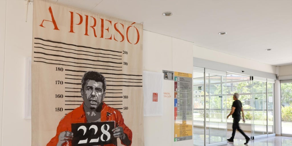 Grafitis, desnudos y el libro del Manglano