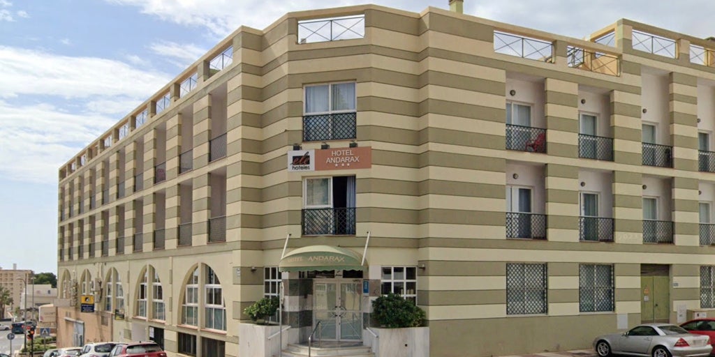La Guardia Civil, obligada a refugiarse en una habitación tras un altercado en el hotel que acoge inmigrantes en Almería