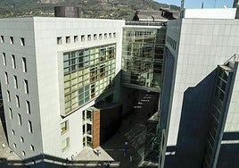 Piden cinco años de prisión para un padre divorciado por abusar sexualmente de su hija en unas vacaciones en Oviedo