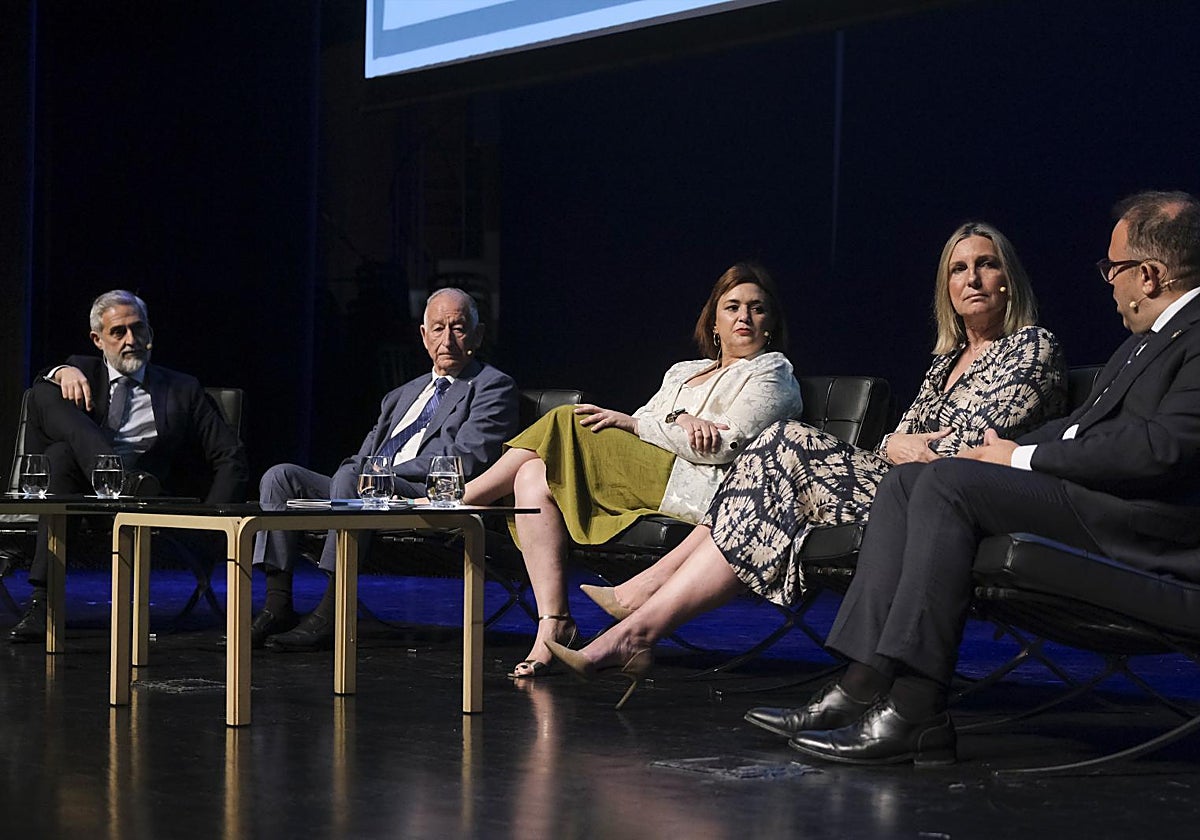 Imagen de los cuatro alcaldes este martes en el Foro de ABC con Eduardo Barba, redactor jefe de ABC Andalucía