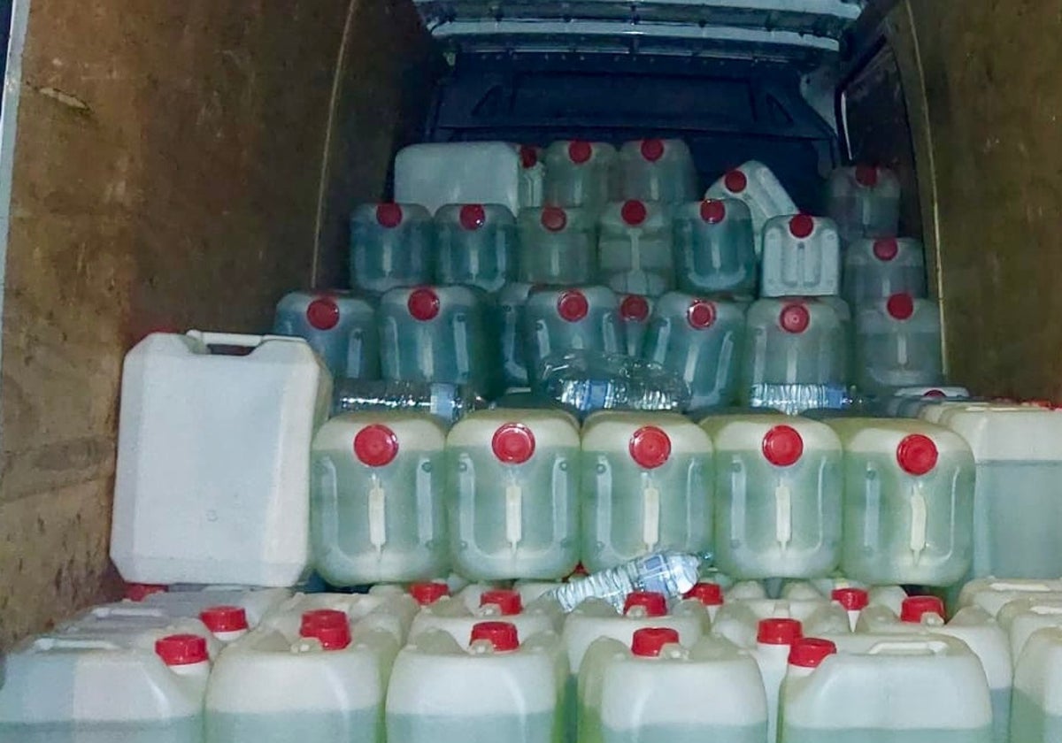 Garrafas de combustible incautadas por la Guardia Civil en Almería