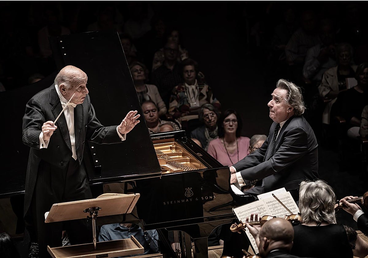 Pinchas Steinberg dirigiendo a la Orquesta de Valencia