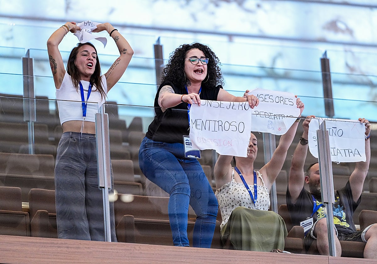 Un grupo de padres de La Bañeza (León) exigen en el pleno de las Cortes de Castilla y León la dimisión del consejero de Sanidad y piden un servicio de pediatría estable