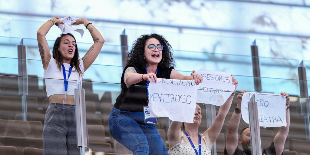 Vázquez insiste en que se «sigue prestando» servicio de pediatría en La Bañeza ante las acusaciones de «mentir» del PSOE