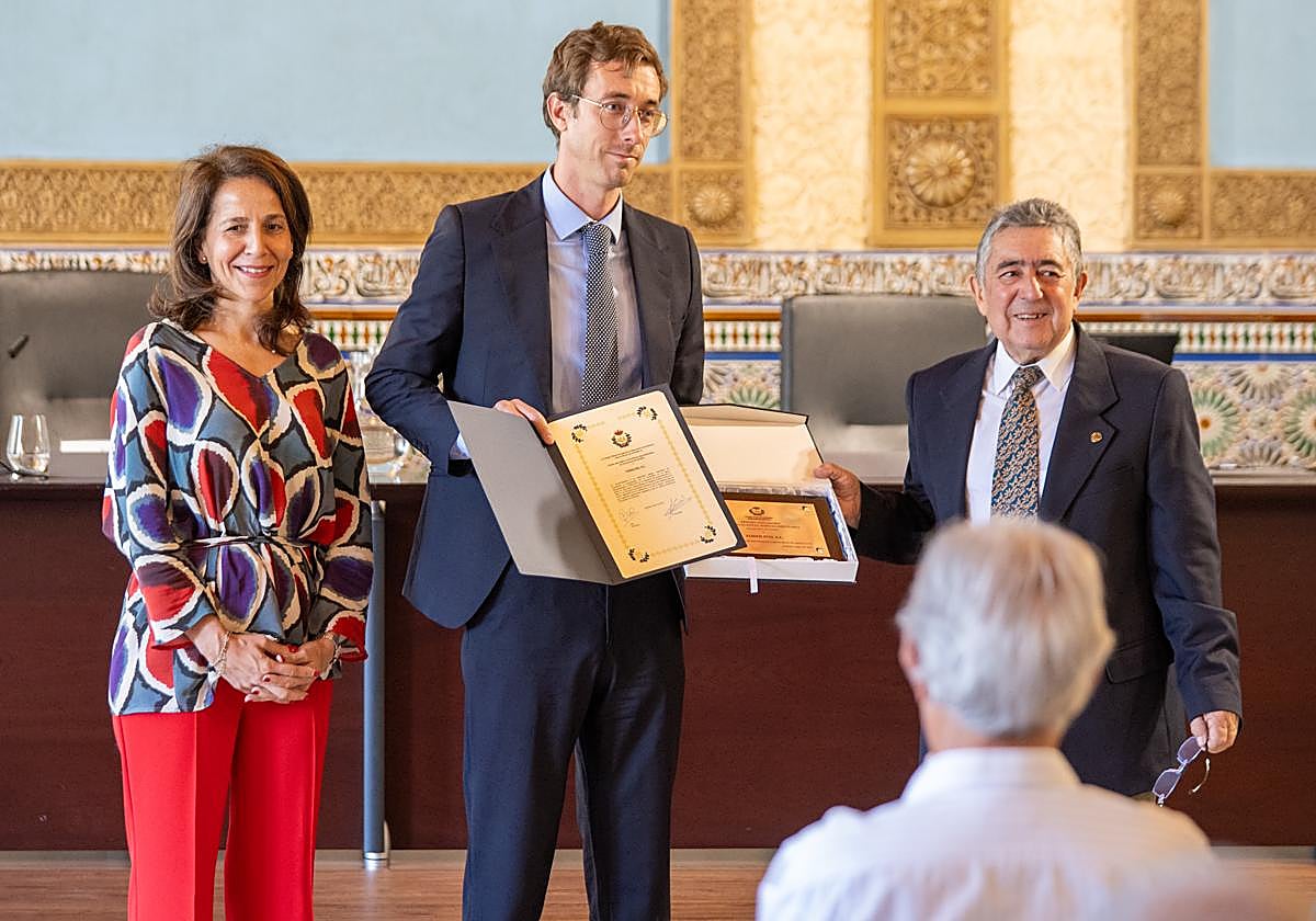 Juan María Gómez Romero, socio-consejero de Todolivo, recogiendo el premio San Isidro