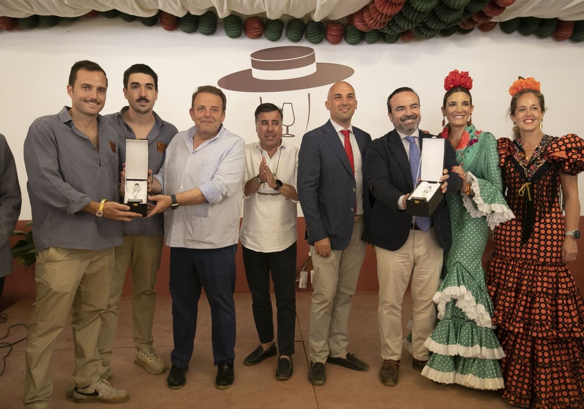 Los premiados, con sus galardones