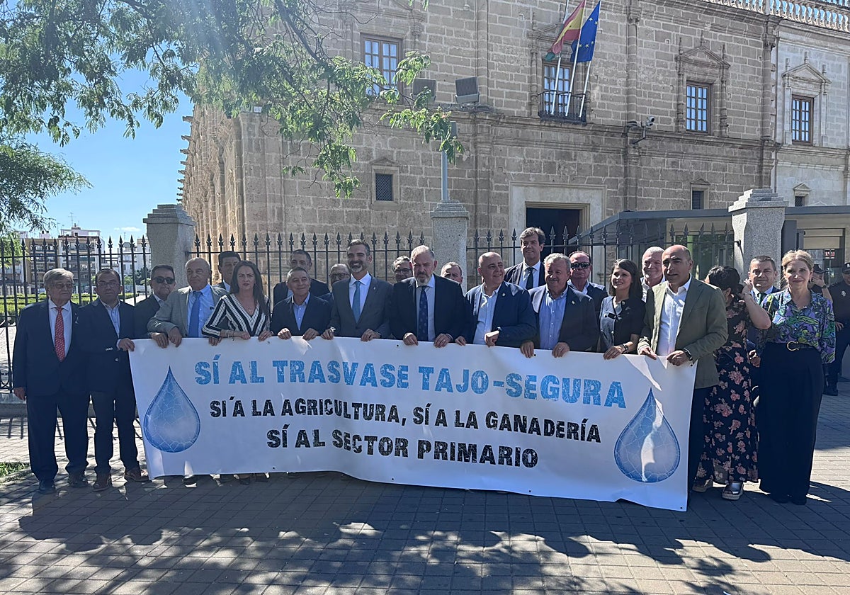 La última protesta contra los recortes planificados en el trasvase Tajo-Segura, con portavoces de los regantes en Sevilla, hace unos días