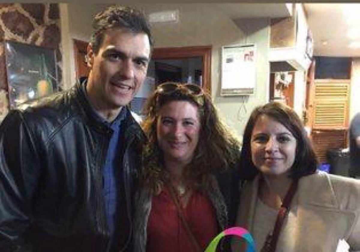 Pedro Sánchez junto a Leire Díez y Adriana Lastra en una imagen de archivo