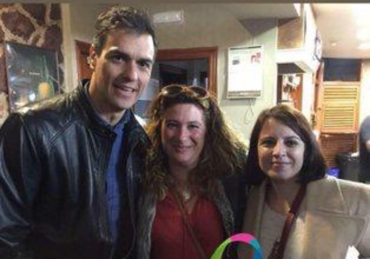 Leire Díez, entre Pedro Sánchez y Adriana Lastra