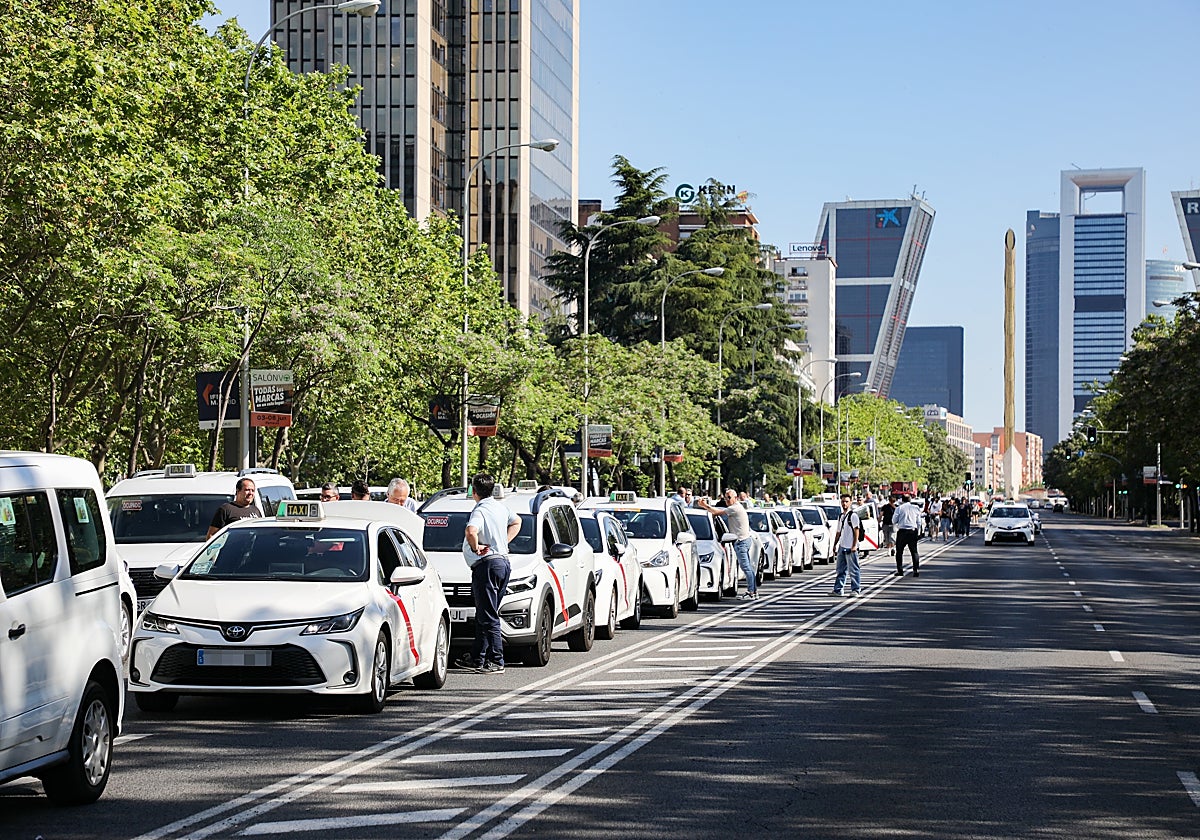 Taxis parados en el Paseo de la Castellana