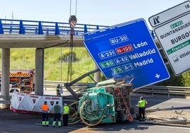 Fallece un matrimonio al volcar un camión en la ronda de Burgos