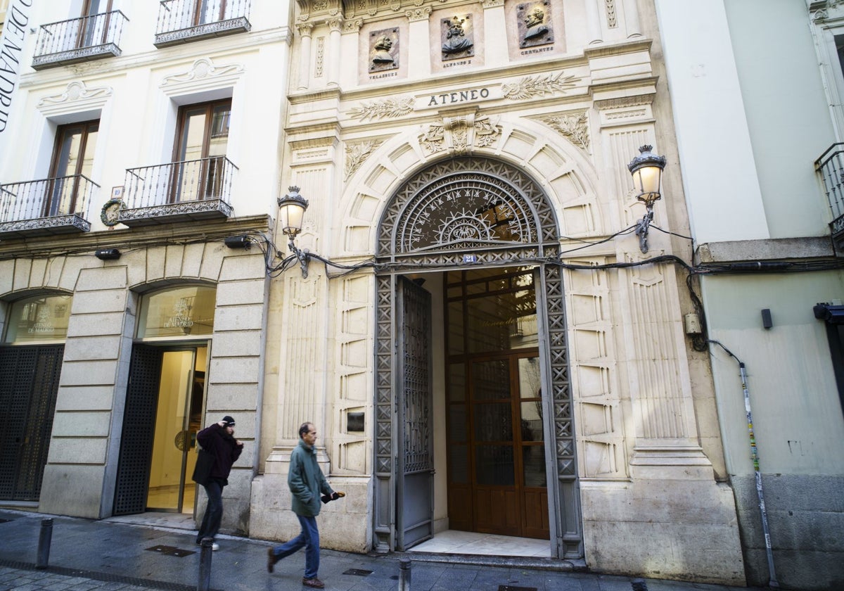 Entrada al Ateneo de Madrid en la calle del Prado