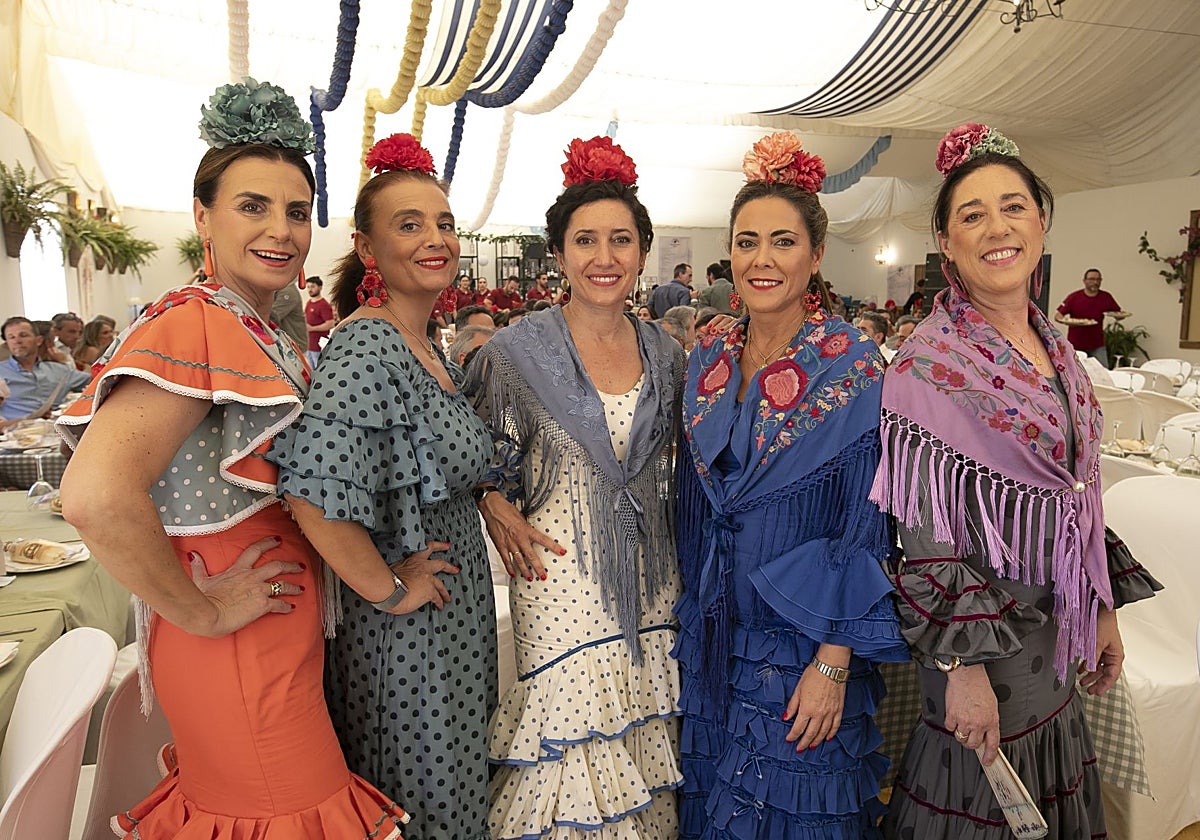 Cinco mujeres en La Castañuela de Madera