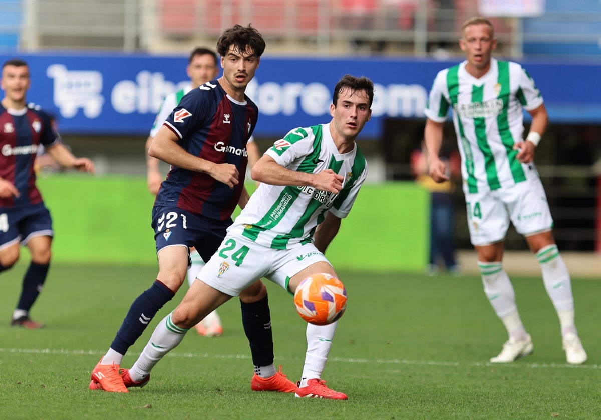 Magunazelaia se abre paso entre la defensa del Eibar