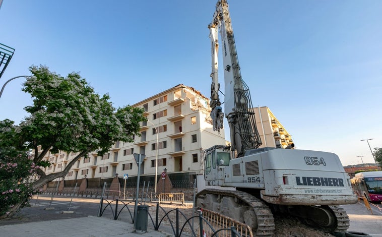 Imagen principal - La grúa ya ha entrado este miércoles en el cuartel de Toledo. Ha comenzado la demolición de los bloques situados entre la Avenida de Portugal y la calle Duque de Ahumada
