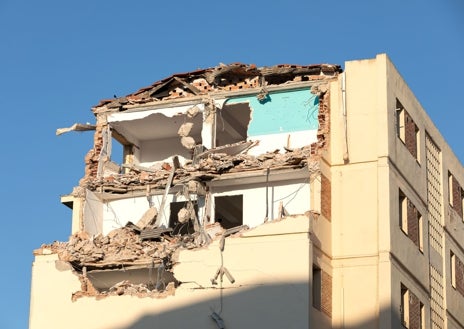 Imagen secundaria 1 - La grúa ya ha entrado este miércoles en el cuartel de Toledo. Ha comenzado la demolición de los bloques situados entre la Avenida de Portugal y la calle Duque de Ahumada