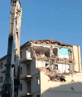 Imagen secundaria 2 - La grúa ya ha entrado este miércoles en el cuartel de Toledo. Ha comenzado la demolición de los bloques situados entre la Avenida de Portugal y la calle Duque de Ahumada
