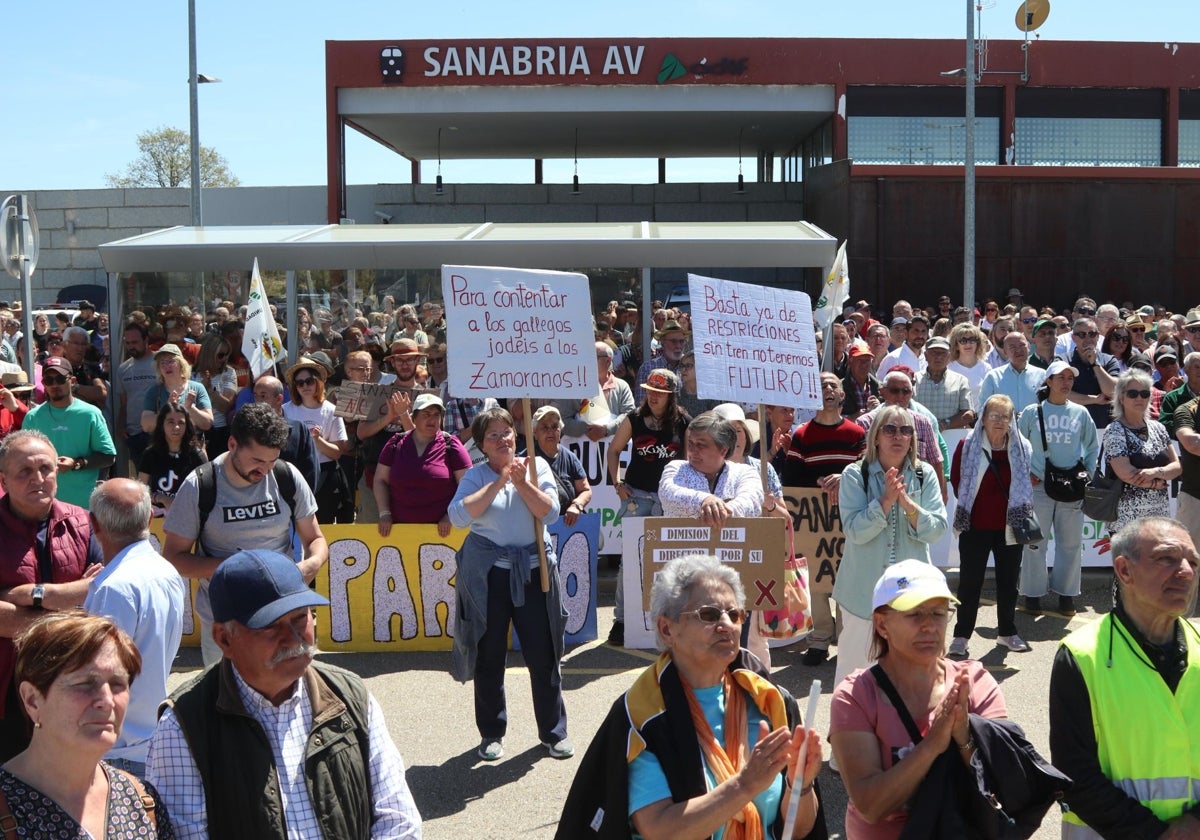 Concentración convocada el pasado sábado para protestar por la supresión de paradas del AVE en Sanabria