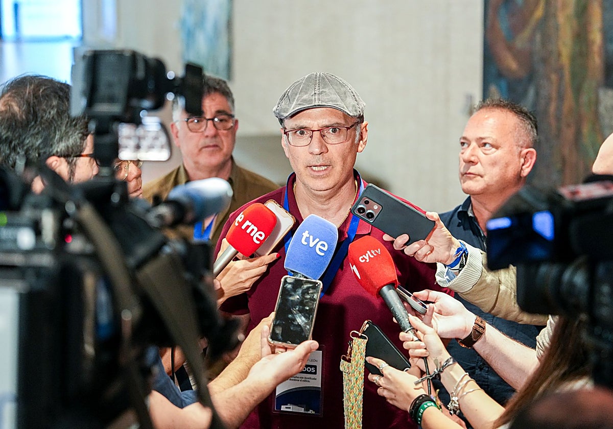 Miguel Santos, presidente del comité de empresa de Azucarera en La Bañeza, atiende a los medios en las Cortes