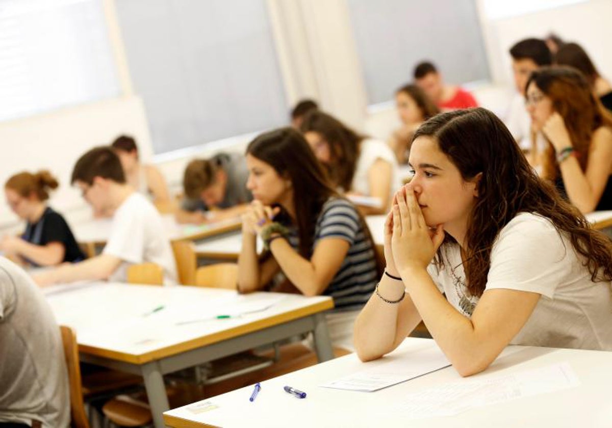 Imagen de archivo de alumnos realizando un examen de Selectividad en Valencia