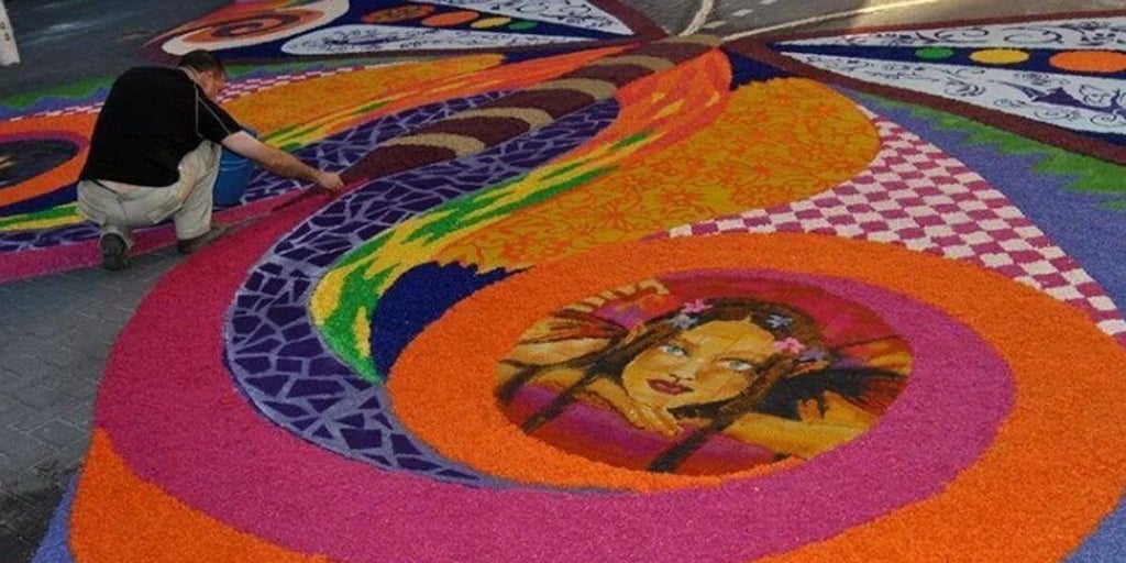 Elche de la Sierra volverá a convertirse en corazón del arte efímero con sus Alfombras de Serrín durante el Corpus