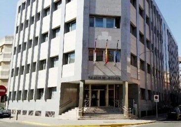 Los forenses descartan que la víctima de Piedrabuena se clavara el cuchillo sola como mantiene su pareja