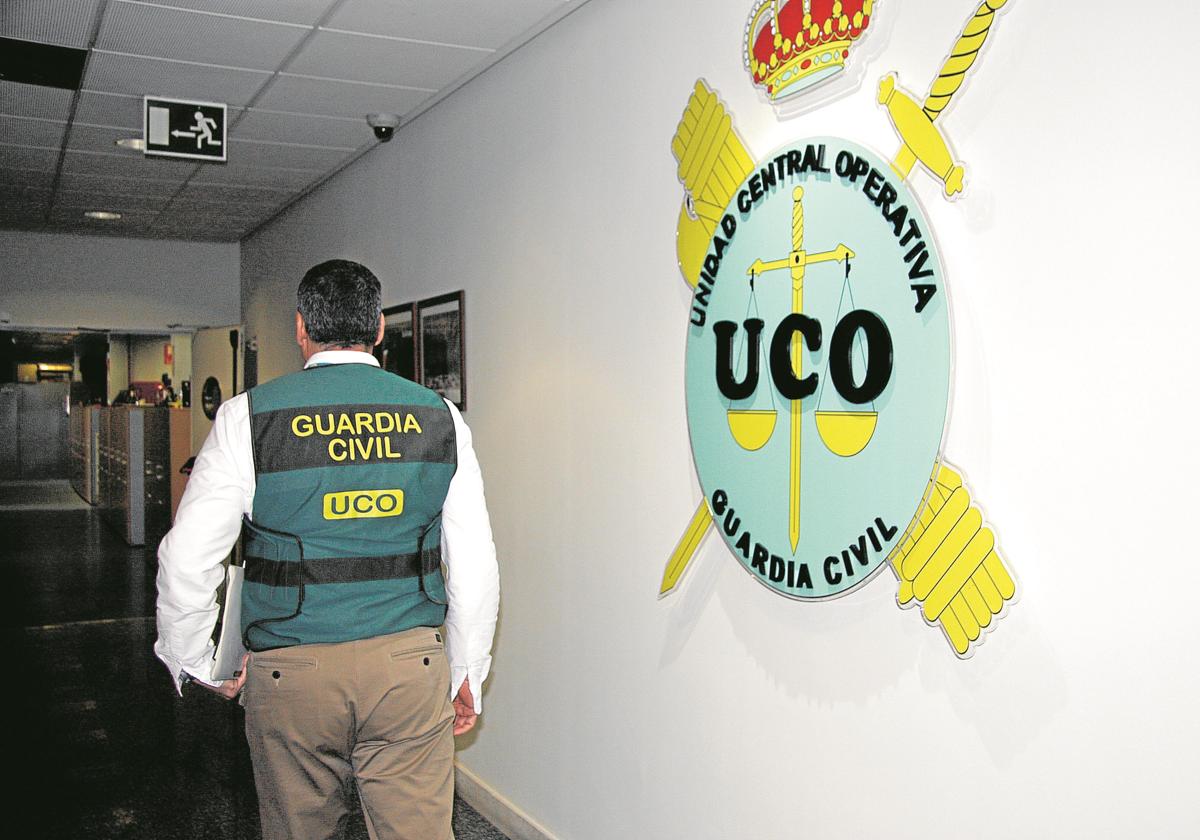 Un agente de la Unidad Central Operativa en sus instalaciones