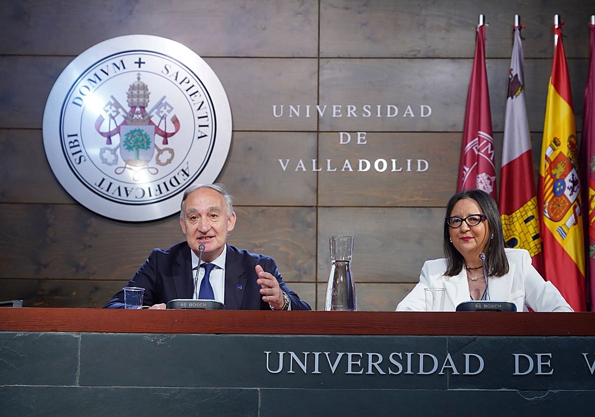 El rector de la Universidad de Valladolid, Antonio Largo, junto a la vicerrectora de Estudiantes, Cristina de la Rosa, en la presentación de la oferta académica