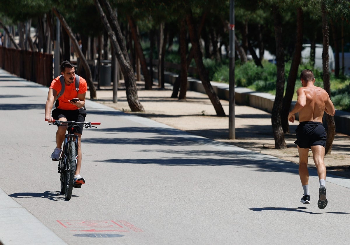 Varias personas hacen deporte en la zona de Madrid Río