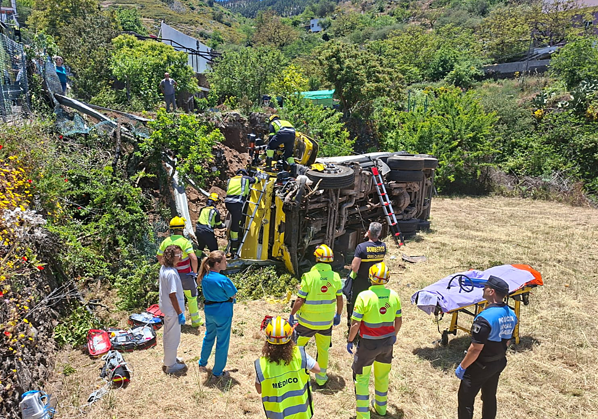 Herido grave un camionero que cayó 15 metros por una ladera en un aparatoso accidente en Gran Canaria