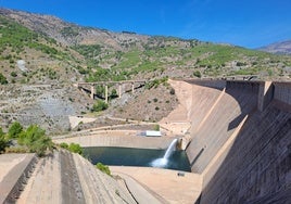 Regantes de la costa de Granada reclaman por vía judicial ocho millones de euros al Gobierno por poner tuberías defectuosas